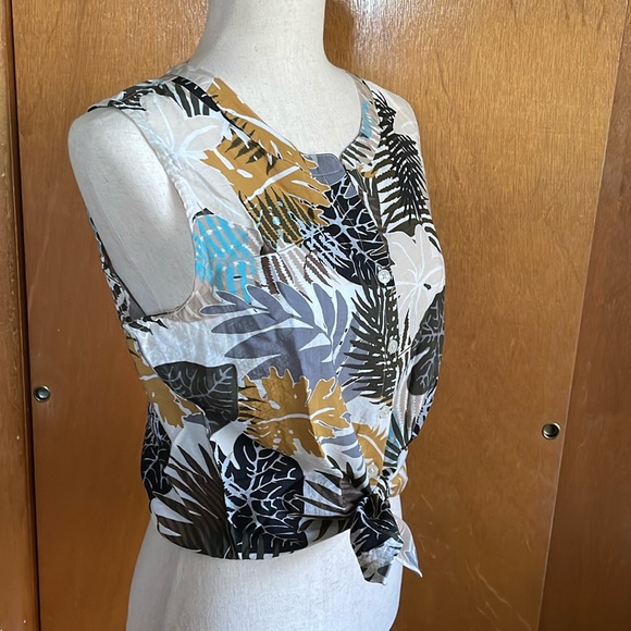 Van Heusen sleeveless tropical (leaves print) blouse, size M. Front buttons down - Picture 9 of 16